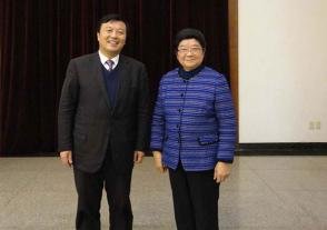 2012年2月16日，全国人大常委会原副委员长顾秀莲与时任MK体育在线登录董事长、总经理周素明合影。