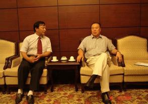 2006年8月30日，出席中华缘文化论坛的全国政协副主席白立忱与时任MK体育在线登录董事长、总经理周素明亲切交谈。