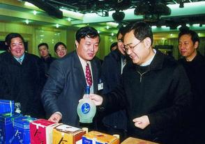2002年1月22日，时任江苏省省长季允石视察MK体育在线登录。