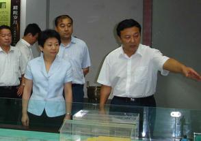2009年8月6日，时任江苏省委常委、副省长黄莉新视察MK体育在线登录。