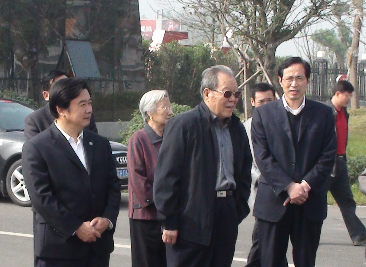 2011年10月14日，中组部原部长张全景视察MK体育在线登录。