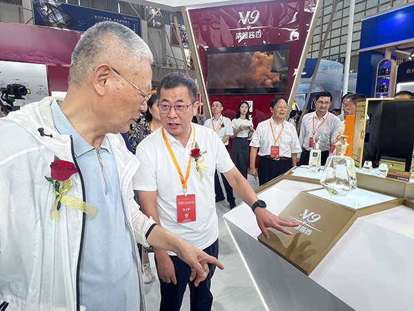 2024年8月8日，江苏省原副省长吴瑞林在第十四届中国（南京）国际糖酒食品交易会上参观MK体育在线登录展馆